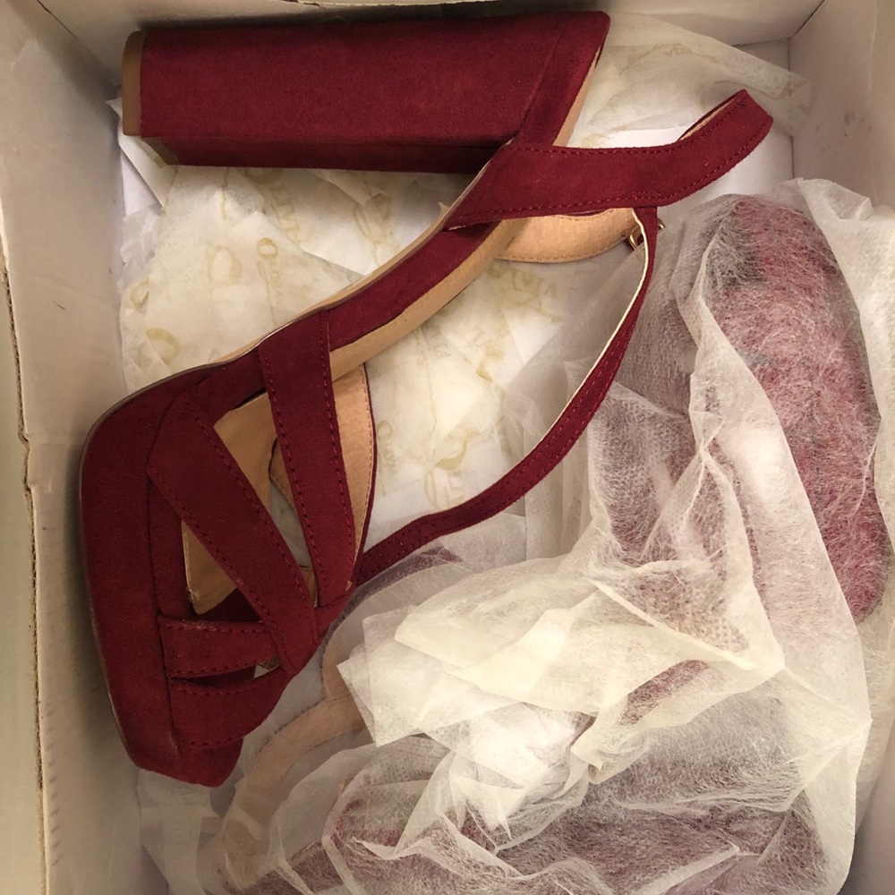 NWT Suede heels 7 1/2